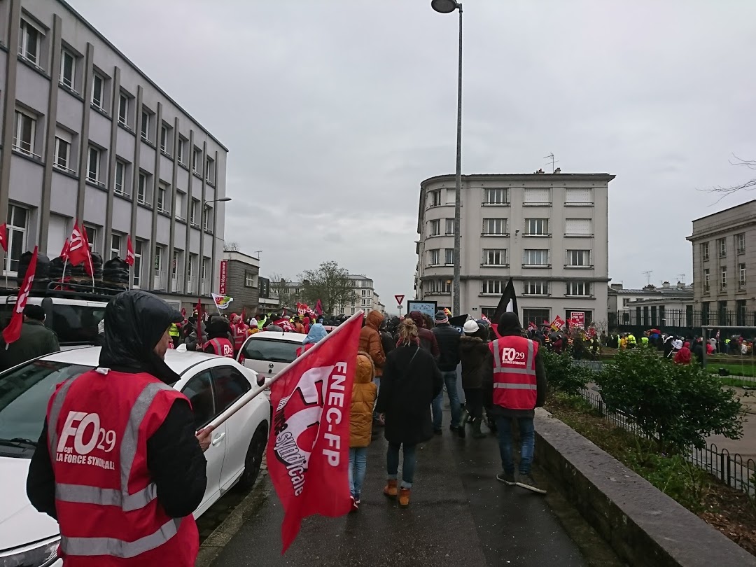 FOHIACT's tweet photo. 🔴✊ 🆘️#Retraites 🆘️ #Bretagne #Finistère #Brest #16Janvier2020 Manifestation sous la tempête, un peu moins de monde mais toujours autant de détermination #UDFO29 #FORCEOUVRIÈRE https://t.co/yV5dXU3mQH