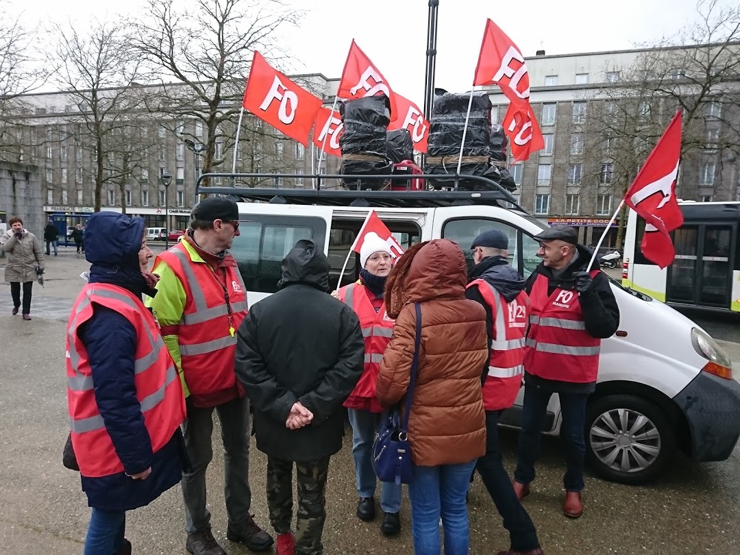 FOHIACT's tweet photo. 🔴✊ 🆘️#Retraites 🆘️ #Bretagne #Finistère #Brest #16Janvier2020 Manifestation sous la tempête, un peu moins de monde mais toujours autant de détermination #UDFO29 #FORCEOUVRIÈRE https://t.co/yV5dXU3mQH