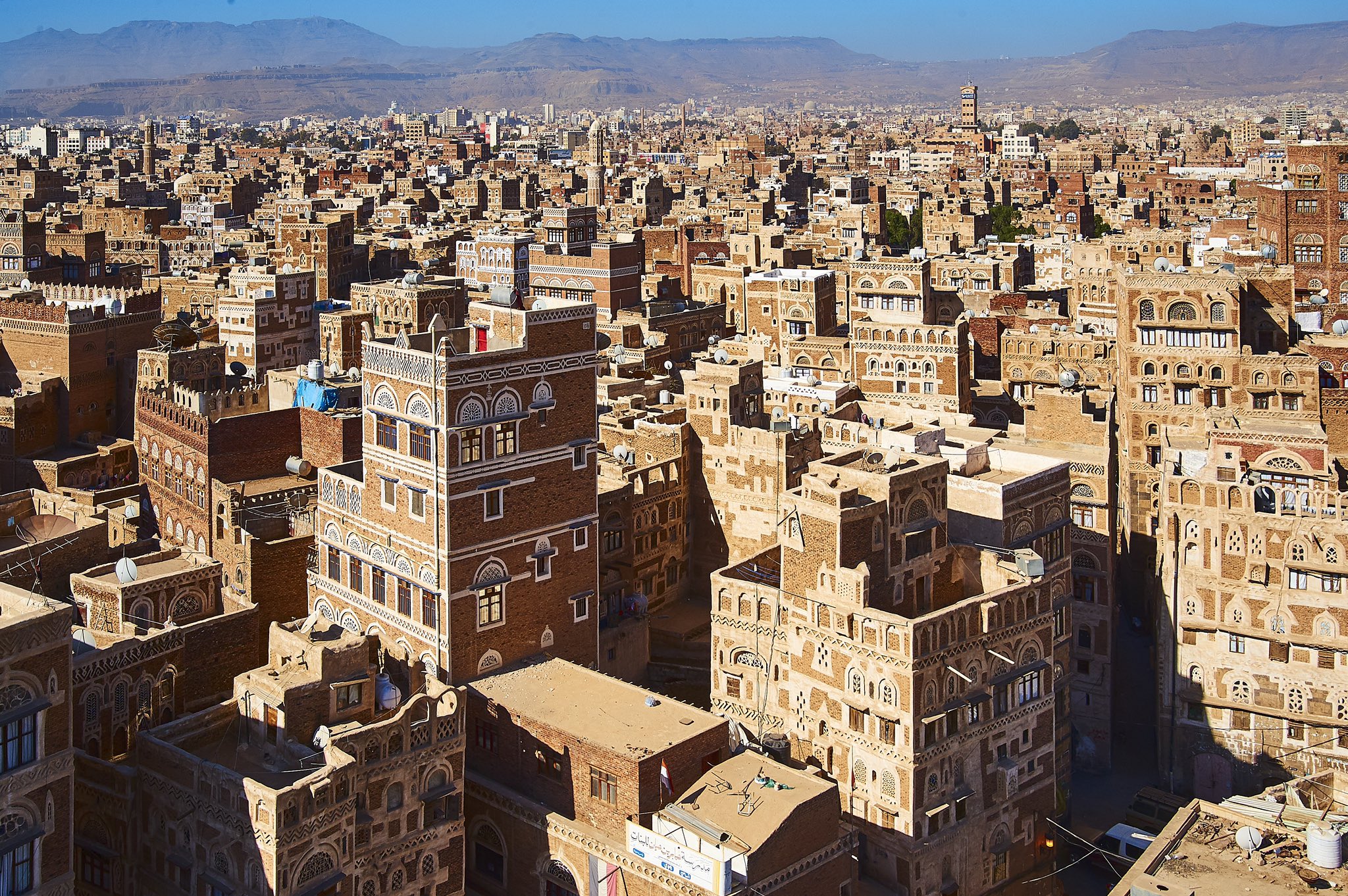 市山光一 Oneberg Inc 中東なのに石油が出ない中東最貧国と言われるイエメン サナアの旧市街は白の縁取りが美しいレンガの建物が立ち並ぶ アラブの春の後 政権は交代したが 内戦が勃発し長期化 現在は立ち入り禁止 11年のアラブの春の時に撮影した