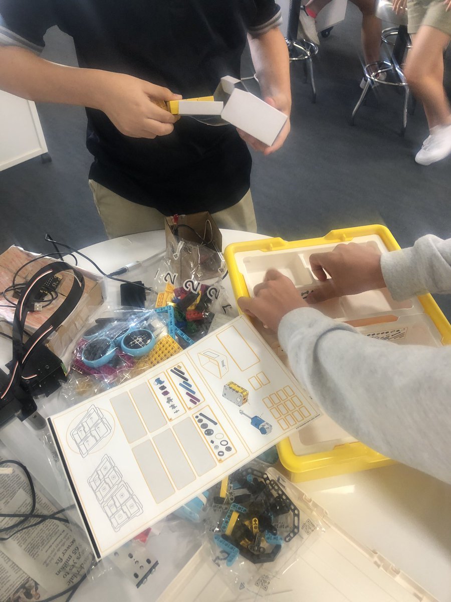 KellyPared's tweet image. Oh my, oh my, it has arrived! #legoeducation Welcome Spike Prime to #PCMiddleSchool!