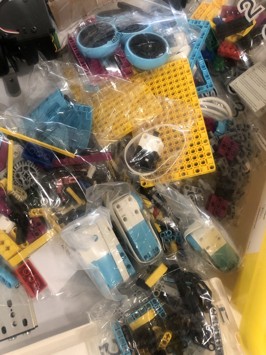 KellyPared's tweet image. Oh my, oh my, it has arrived! #legoeducation Welcome Spike Prime to #PCMiddleSchool!