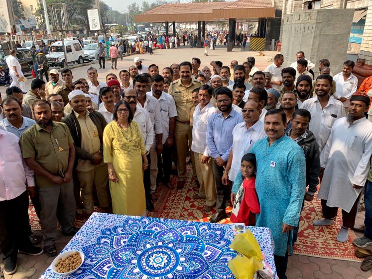 AnamPremParivar's tweet photo. Makar Sankrant Rickshaw program at Pune Railway Station https://t.co/qcy5w0UXbq