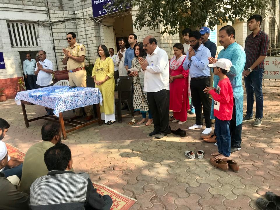 AnamPremParivar's tweet photo. Makar Sankrant Rickshaw program at Pune Railway Station https://t.co/qcy5w0UXbq