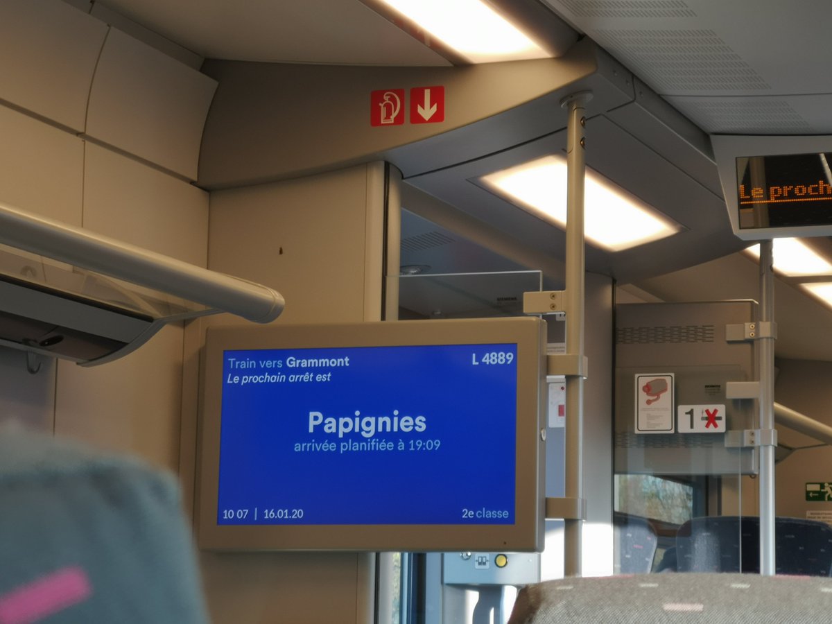 AckerMarie's tweet photo. @SNCB vous prenez le temps de m'expliquer comment l'heure d'arrivée peut être à 19h alors que l'arrêt suivent est à deux minutes en train ? https://t.co/X95fVQwD6g