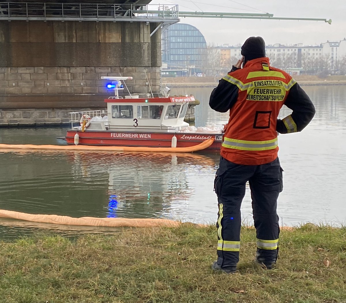 Esterreicherr's tweet photo. Chemikalien in der #Donau. BF-Wien errichtet Ölsperre.
#Ölteppich #Freudenau #HeldendesAlltages #wien https://t.co/bshWmOVLyj