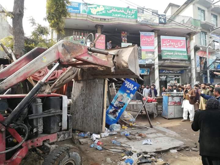 khanni54's tweet photo. دکانات کے باہر تجاوزات کی جگہ پر تعمیرات کو گرا کر سامان ضبط کرلیا 

اس دوران روات میں عوام کا جم غفیر جمع ہوگیا جبکہ اسلام آباد پولیس کے سینکڑوں اہلکار بھی آپریشن کرنے والی ٹیم کے ہمراہ موجود رہے 
شکریہ 
چیئرمین چوہدری اظہر محمود یونین کونسل روات https://t.co/vt0uYF69jS
