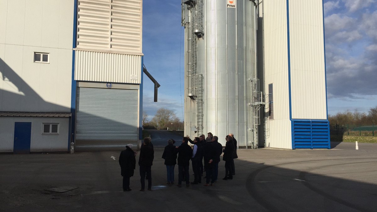 NegoceAgricole's tweet photo. Visite de l'entreprise APPROVERT lors du lancement de #negocetonavenir dans la région Ouest. Beau projet qui renforce les liens entre les entreprises de #negoceagricole et l'enseignement #agricole CC @Baloche15 https://t.co/9KrrQh9FMn