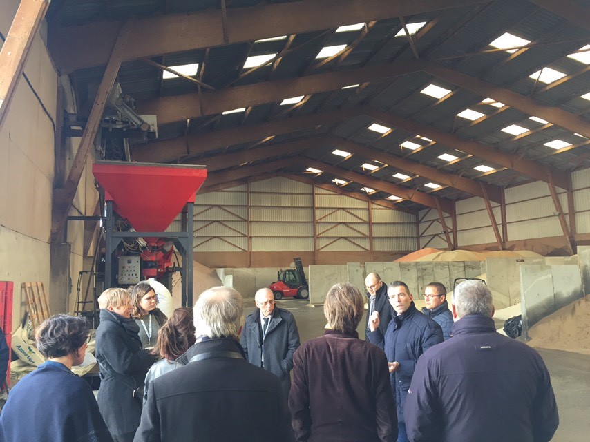 NegoceAgricole's tweet photo. Visite de l'entreprise APPROVERT lors du lancement de #negocetonavenir dans la région Ouest. Beau projet qui renforce les liens entre les entreprises de #negoceagricole et l'enseignement #agricole CC @Baloche15 https://t.co/9KrrQh9FMn