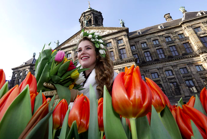 visitkeukenhof's tweet photo. Zaterdag is het Nationale Tulpendag! Iedereen is uitgenodigd om in Amsterdam, voor het paleis op de Dam, gratis een bosje tulpen te plukken. Dat is nog eens een leuke aftrap van het tulpenseizoen! Kom jij ook?💐 https://t.co/ETgDRY4ZlU