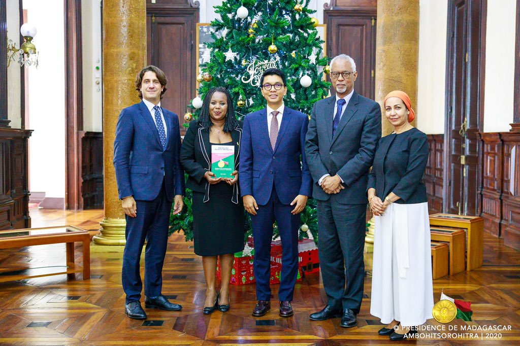 EmreOzaltin's tweet photo. #investinpeople a priority at highest level in #Madagascar.
Excellent discussions w President @SE_Rajoelina, champion for eliminating #Stunting; #Learning_poverty; & #GBV in Madagascar. @WBG_Education @WBG_Health @WorldBankAfrica @Safaa_elkogali @ErnestMassiah @LovaHasinirina https://t.co/jU2neT5zAg
