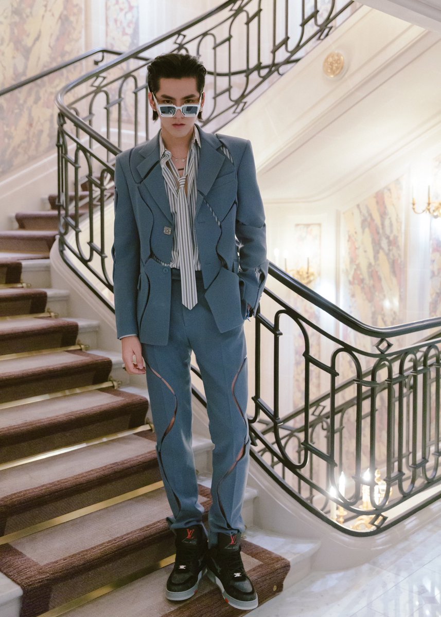 KrisKingdom1106's tweet photo. 20200116 @KrisWu studio weibo update: (1/3) 

#KrisWu the ambassador of @LouisVuitton wears lv 2020FW men wear attending #LVMenFW20  

#WuYiFan #吴亦凡 https://t.co/tW016dKk2X