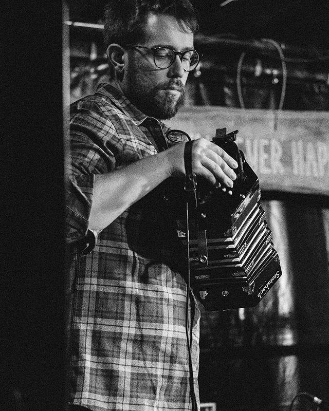 O Captain!⚓️
.
#concertina #singingsailor #napaea #folk #live #livemusic #festival.
📸 @nicohonigmilch instagram.com/p/B7YdfdsnY79/