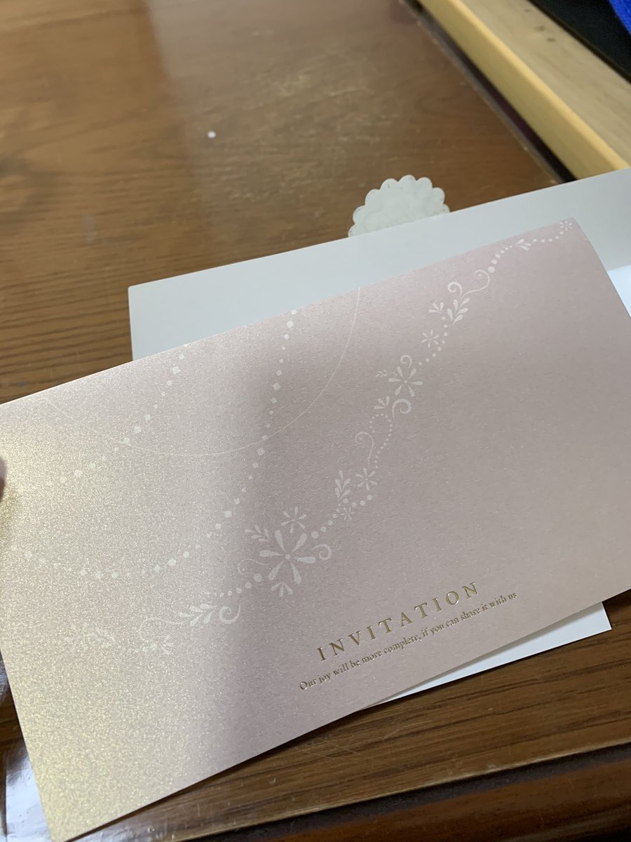 ガラス En Twitter 実家の荷物整理してたら私達の結婚式の招待状が出てきた 母がいつまでも捨てられず持ってるらしい この招待状すごく綺麗でお気に入り