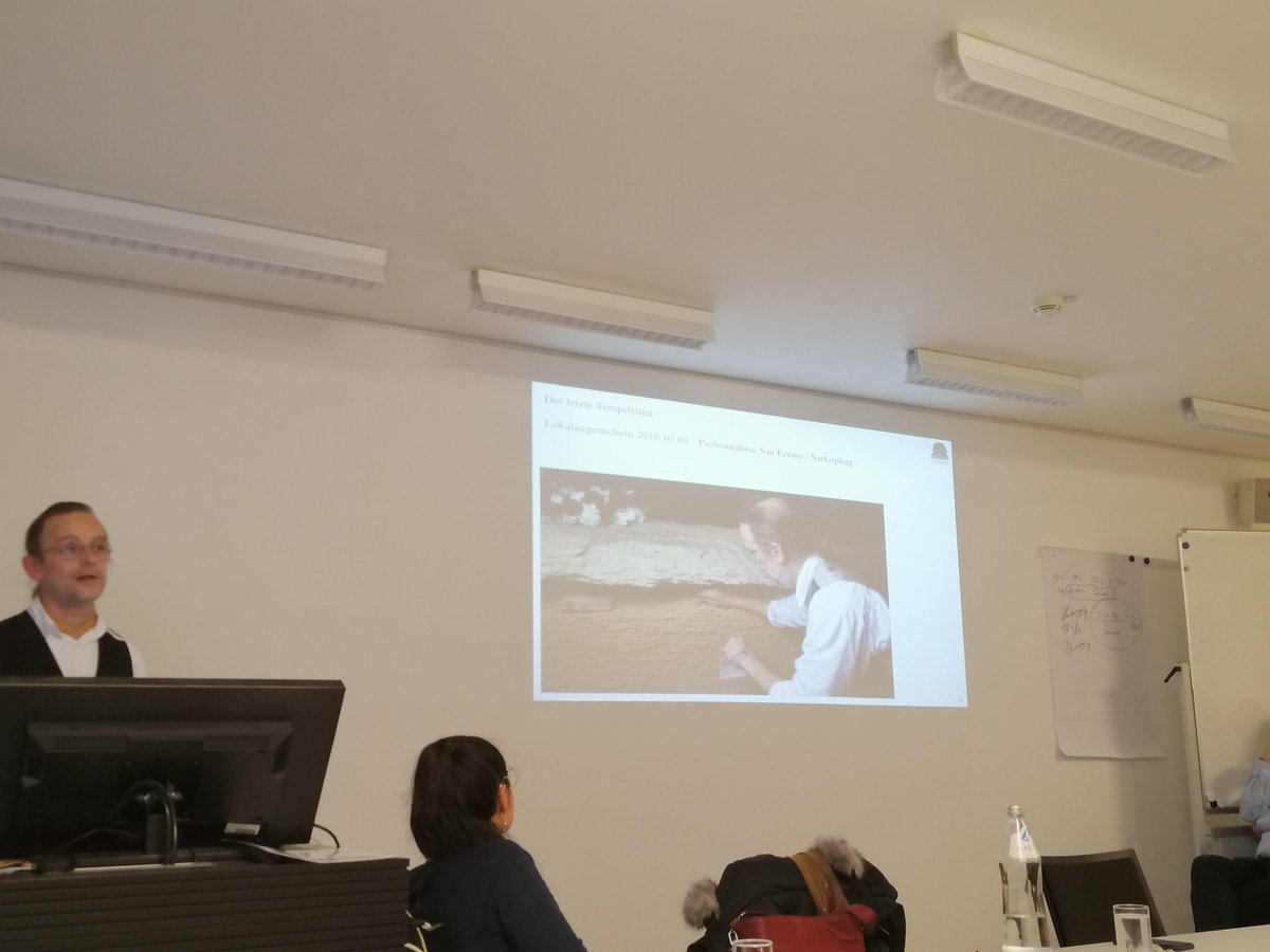 MHD_BDB's tweet photo. Sitzung des Salzburger Mittelalterzentrums #IZMF #UniSalzburg, im Anschluss Workshop.
Heute zeigt sich wieder die volle Breite des Zentrums: Im Bild Kollege Jan Cemper-Kiesslich, forensischer Anthropologe, über die postmortale Befunderhebung eines mutmaßlichen Tempelritters 💀🦴 https://t.co/tVbcf2SEPN