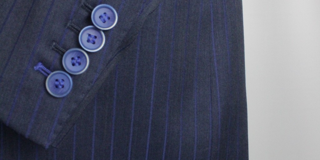 USClothier's tweet image. Functional buttonholes are a sign of a custom suit. They are a conversation piece and add a larger sleeve open for when French cuff shirts are worn. Adding a contrasting buttonhole makes the outfit personal.

#TGCustom #functionalbuttonholes #contrastingthread #frenchcuff