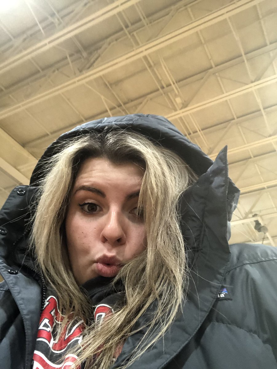 RomyRim's tweet photo. Then there is this chick #familypicturetaker #selfiebreak #Jrules @jayda_copciac https://t.co/GsAx3BWWlq
