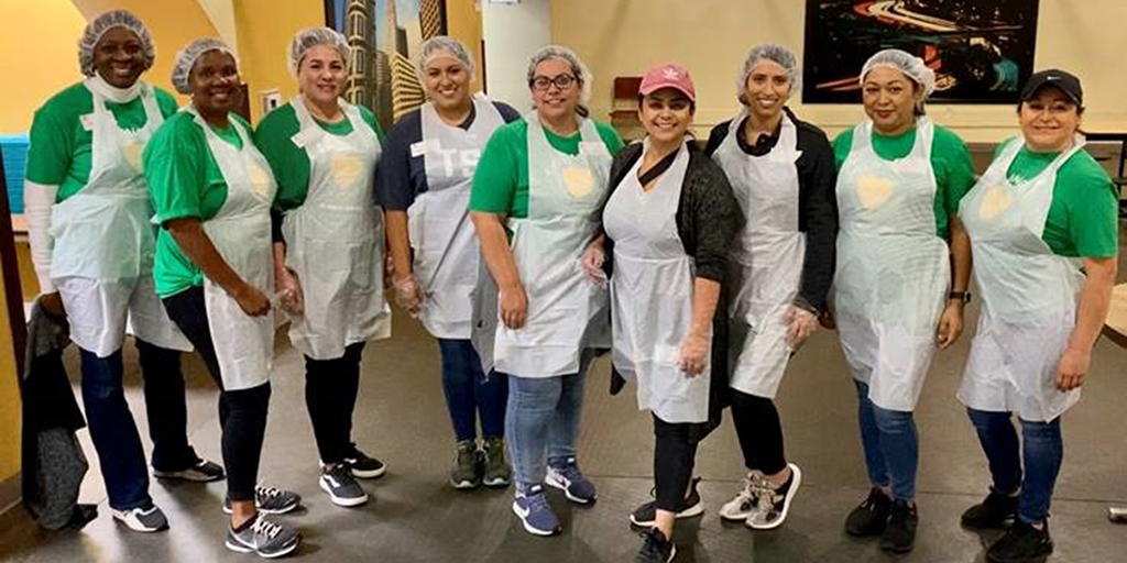 DeltaDentalins's tweet photo. #TBT Through our #SmilingitForward Volunteer Program, our LA employees recently volunteered at @midnightmission to serve lunch to local homeless and low income individuals and families. We’re proud to see our team support such an important organization & cause. #DeltaDentalCares https://t.co/1OfJd29nci
