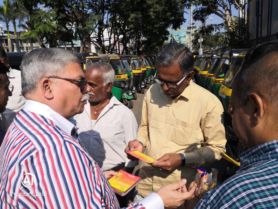 AnamPremParivar's tweet photo. @AnamPremParivar program for rickshaw driver friends in gujrat https://t.co/2yDifnELtr