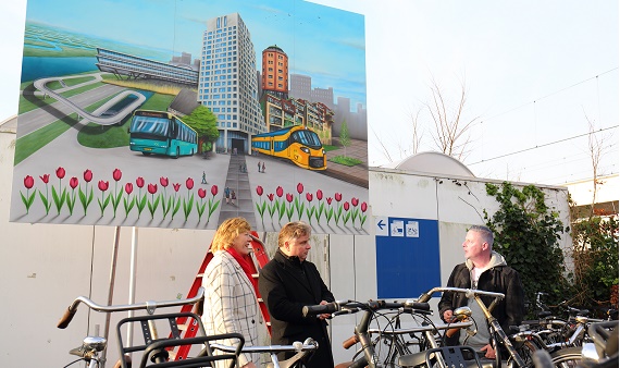 ProvincieNH's tweet photo. Met de onthulling van het graffitikunstwerk ‘Heerhugowaard hogerop’ gaven gedeputeerde @ceesloggen en wethouder @monique_stam vandaag het startschot voor de ontwikkeling van het stationsgebied. Het gebied wordt in 5 jaar omgetoverd tot OV-knooppunt. https://t.co/Ci2PHGf9qY https://t.co/GyAotKSYGb