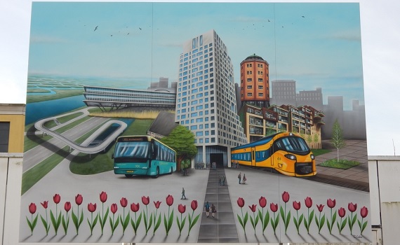 Met de onthulling van het graffitikunstwerk ‘Heerhugowaard hogerop’ gaven gedeputeerde <a href="/ceesloggen/">Cees Loggen</a> en wethouder @monique_stam vandaag het startschot voor de ontwikkeling van het stationsgebied. Het gebied wordt in 5 jaar omgetoverd tot OV-knooppunt. bit.ly/2syDira