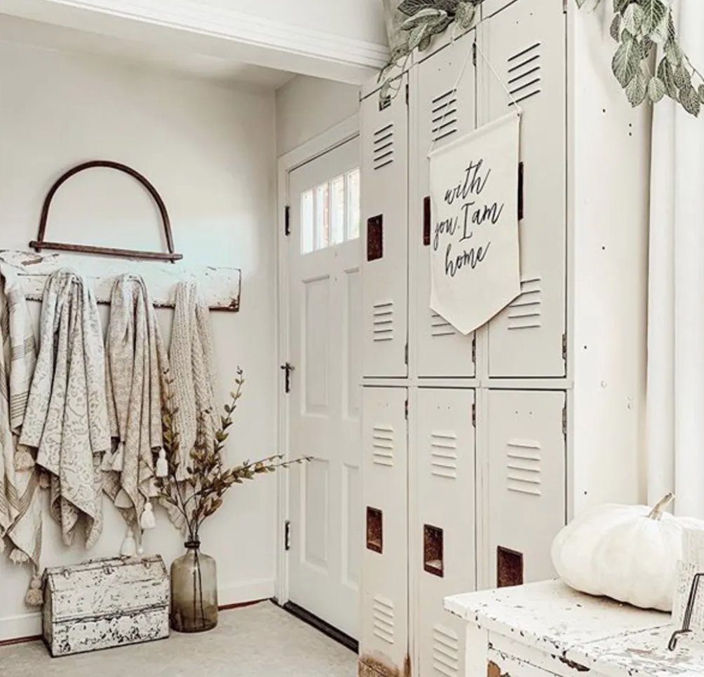 ThompsonAndCo_'s tweet photo. Tiny entryways with seriously big organization ideas https://t.co/E7MBlJQ9yM