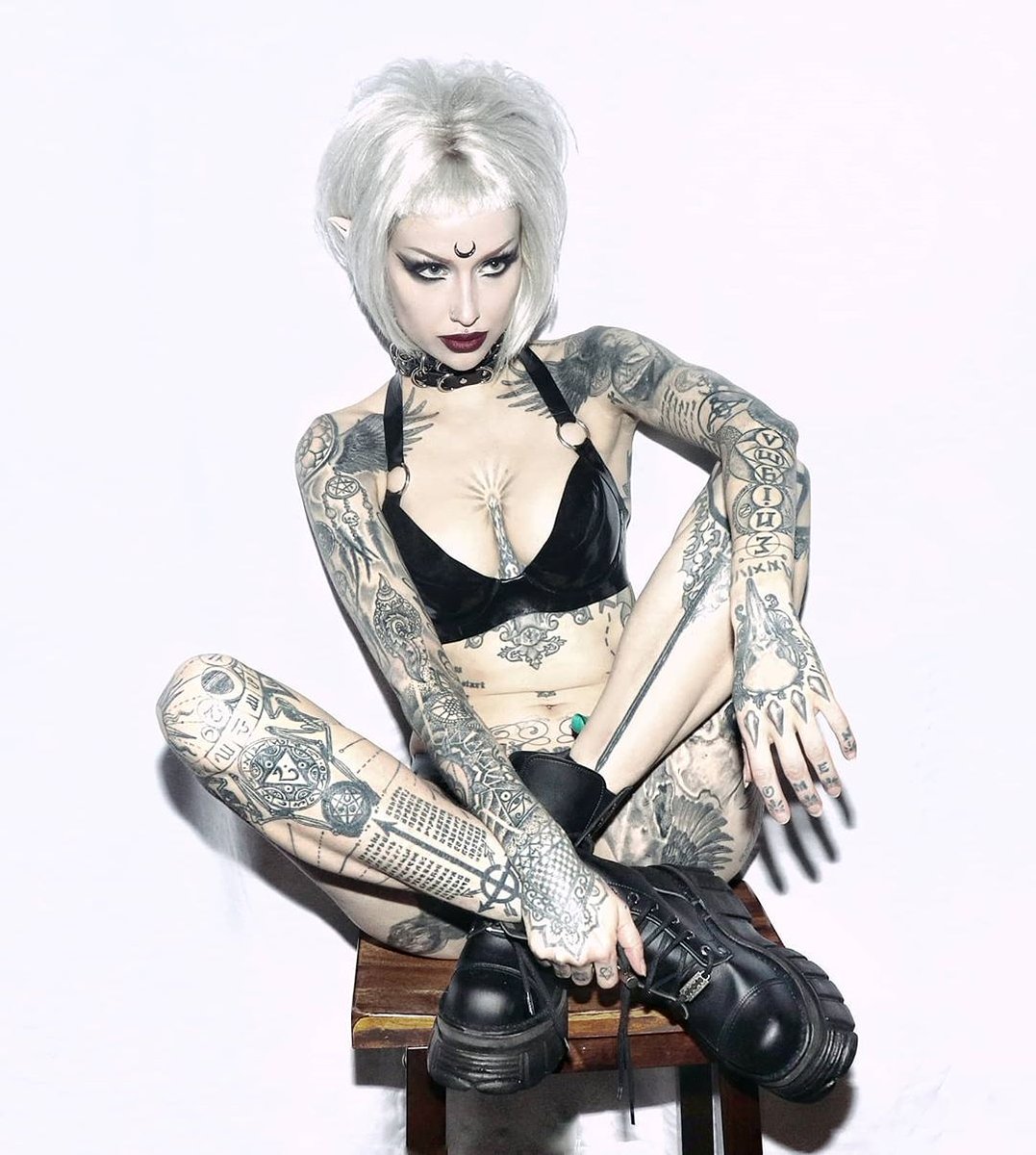 darkvirtues's tweet photo. Urban elf @ShellydInferno
Latex bra: @darkvirtues
Choker: @houseofinferno
Moon sticker: @magic_markings
#latexfashion #shellydinferno #altfashion #latexbra https://t.co/Gm5LW7e8tB