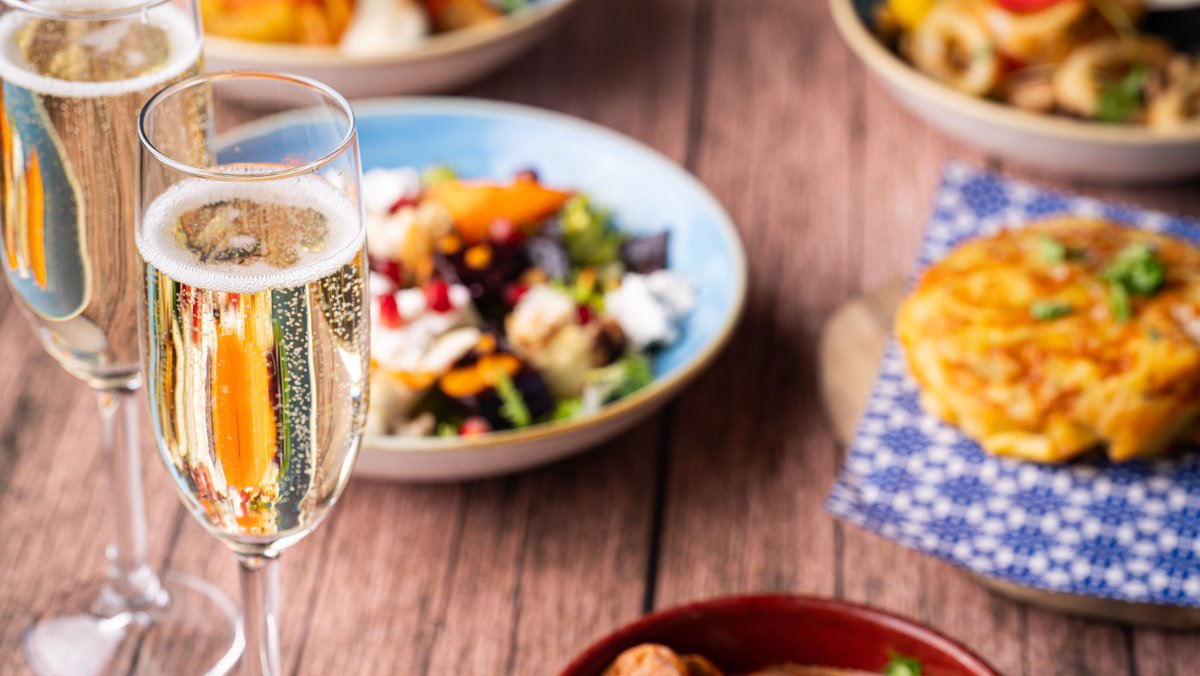 We can smell the weekend already... It smells like Bottomless Brunch! 🥂 
Choose three tapas dishes then bottomless Cava, Beer or Aperol Spritz for two hours from just £24 pp.
Find out more 👇 
latasca.com/promotions
T&amp;Cs apply.