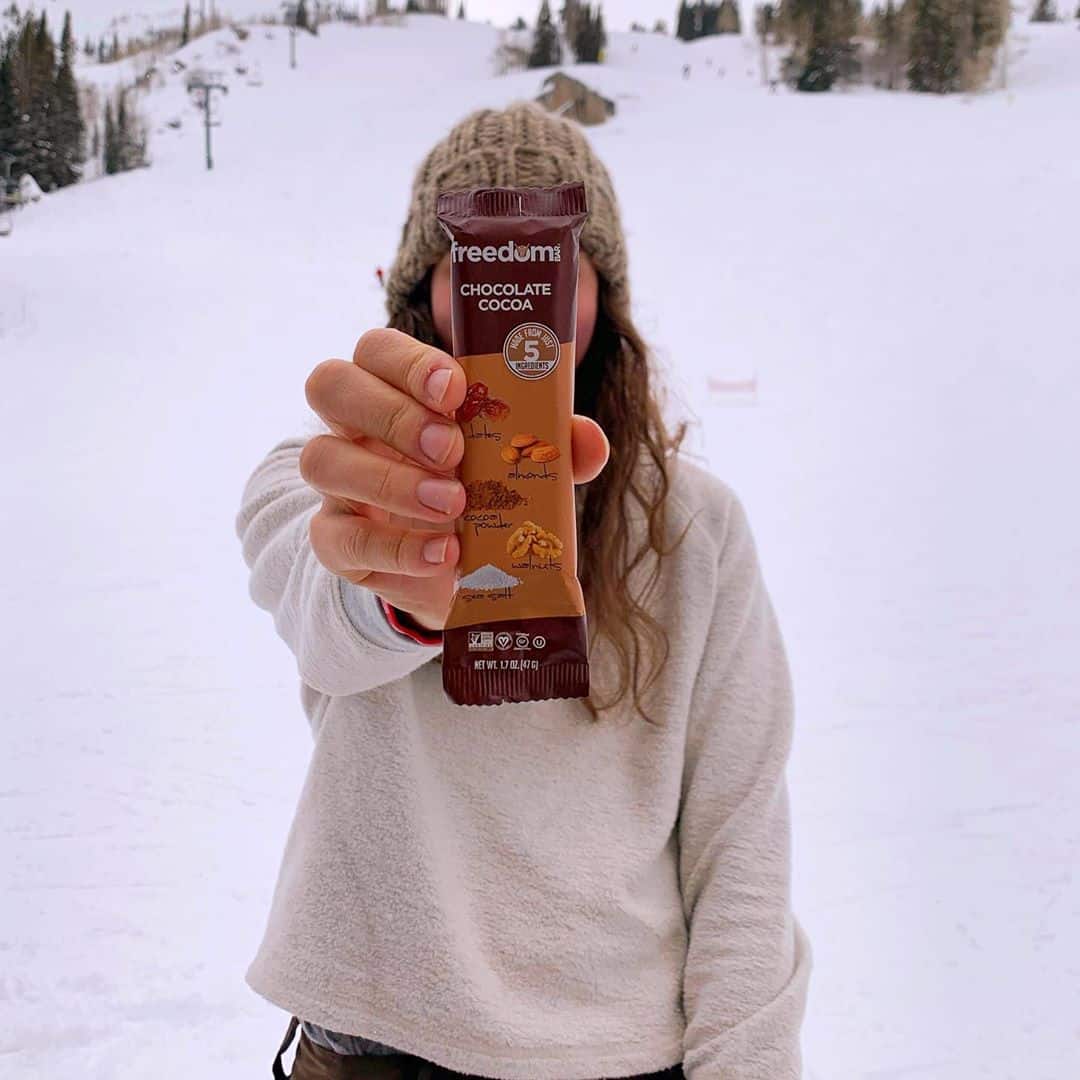 _freedombar's tweet photo. The key to a good ski day is a GOOD snack! 🎿 wherever this holiday season takes you, take us with you! ☺️ #nosugar #HealthyLiving #holidays #snacks #energy https://t.co/jolDNjLPWs