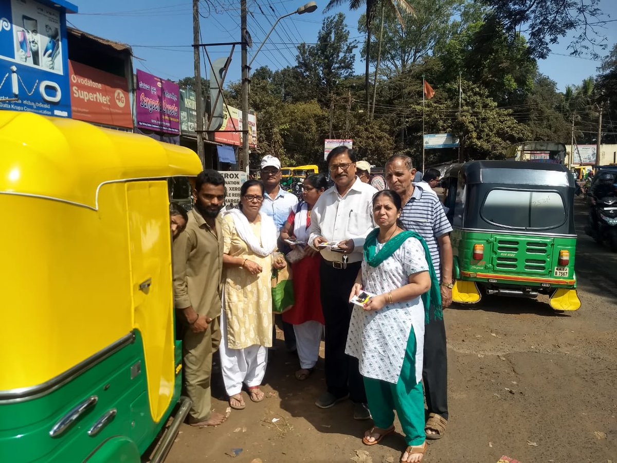 AnamPremParivar's tweet photo. @AnamPremParivar program for rickshaw driver friends in Belgaum https://t.co/MXAj2aue6L