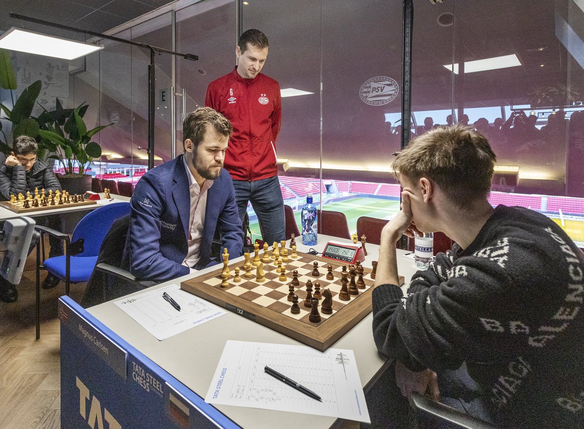 tatasteelchess's tweet photo. ♟⚽️ | Round 5 of the #TataSteelChess Tournament has been officially opened with a hit on the gong by @PSV player Daniel Schwaab. What are your expectations of this round in the Philips Stadium in Eindhoven? #ChessonTour https://t.co/zhPyL7dgxj