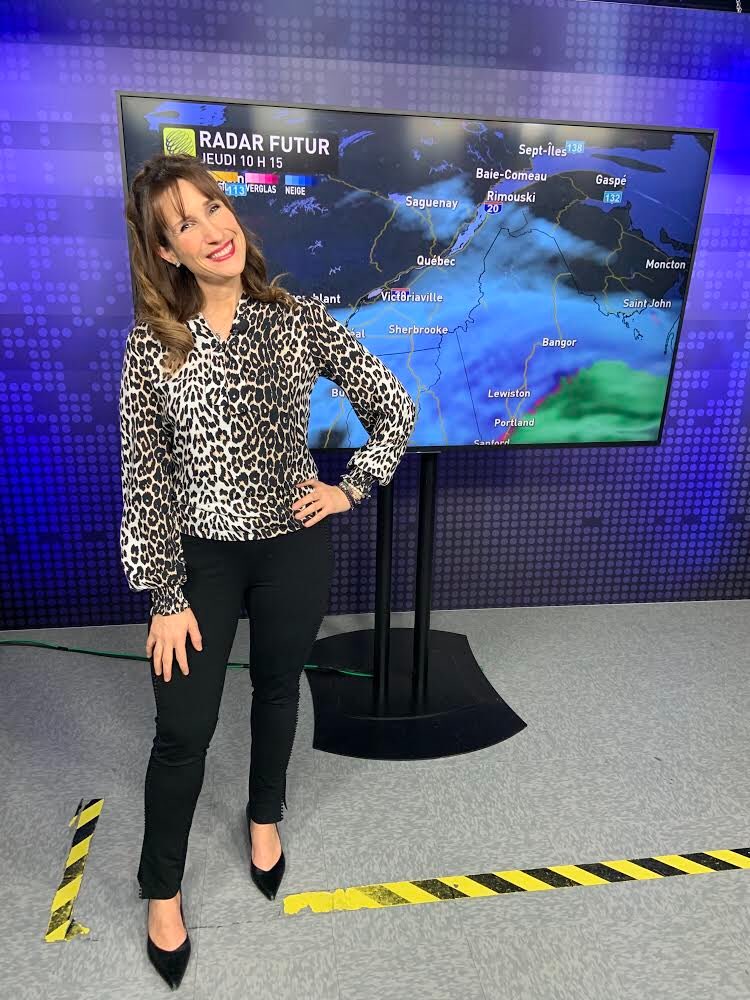 vsaumure_mm's tweet photo. Je surveille l’évolution du système qui nous apporte des quantités de neige durant cette heure de pointe matinale. ❄️
Merci à Lisette L de me permettre de mettre un peu de folie dans ce matin gris. 🤩 #motifsleopard #lisettelove #lisettelmontreal https://t.co/rZscXhXsDX