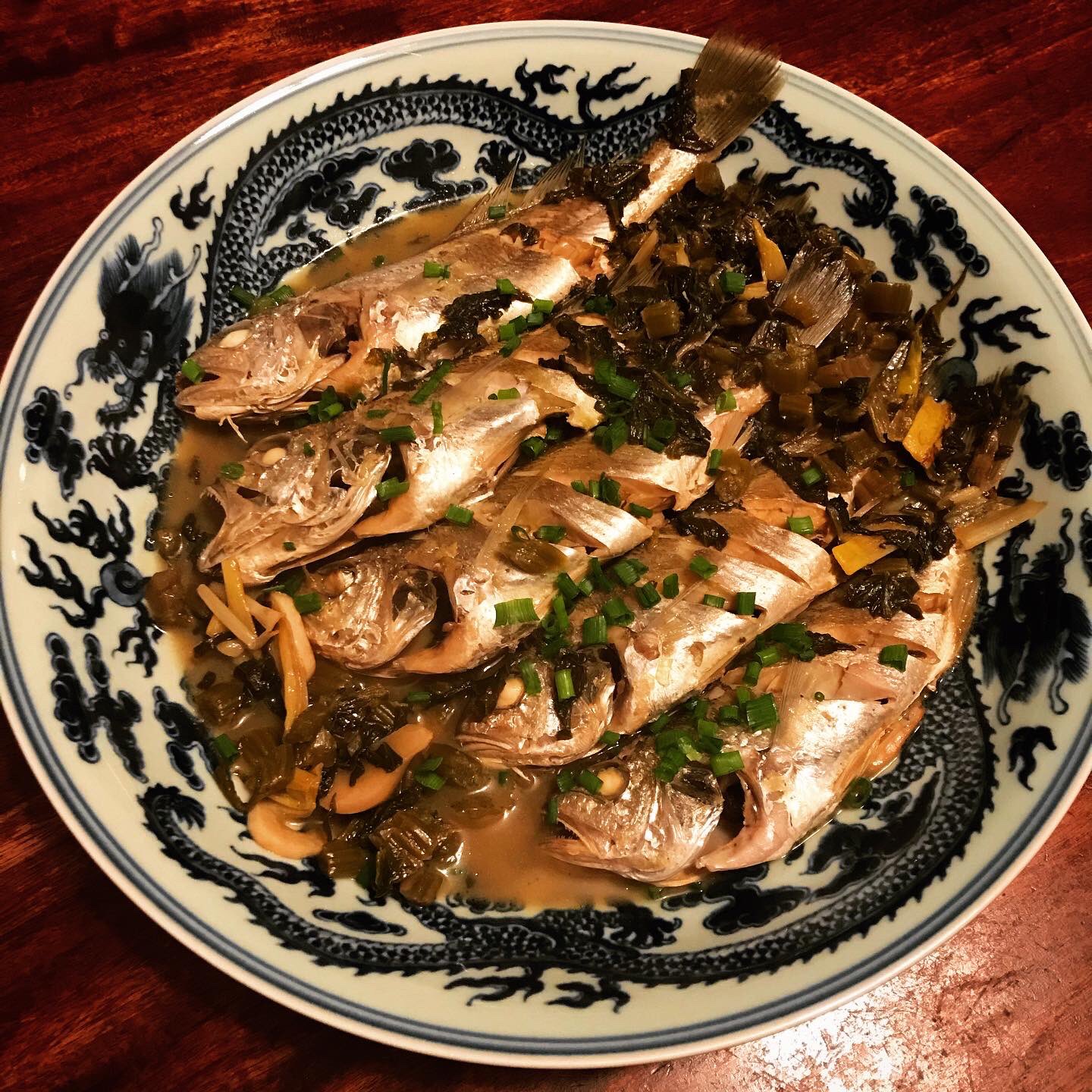 酒徒 しゅと 連れが活きがいいイシモチを安く買ってきたので雪菜焼黄魚 青菜の漬物とイシモチの中華風煮付け 多めの油で葱 生姜 大蒜 干唐辛子と雪菜を炒めて香りを出し 水 醤油 砂糖 煮立ったら魚を入れ 落とし蓋をして10分ほど 皿に移して