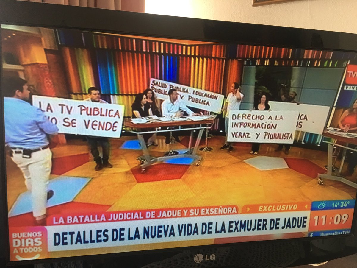 sandrynave's tweet photo. #BuenosDiasATodos fueron funados en medio de una entrevista por la misma gente del canal 💪🏼💪🏼
#ChileDesperto #FunaTVN https://t.co/vJizAZw6s0