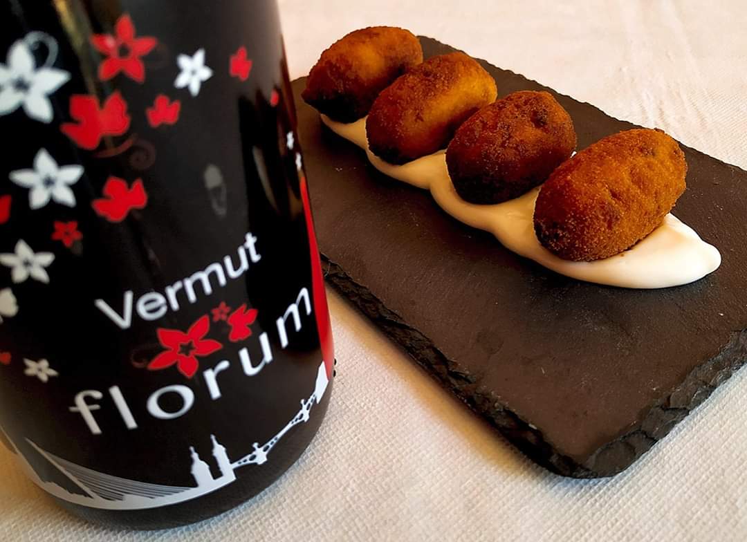 VermutFlorum's tweet photo. ¿Qué hoy es el Día Internacional de la Croqueta? ¡Pues el #aperitivo de Florum Rojo lo acompañamos con #croquetas!
¡Salud, buen #vermut y feliz aperitivo!
#vermu #vermouth #Florum #vermutflorum #artesano #AlcaladeGuadaira #Sevilla #SaboresdelaProvinciadeSevilla #LaHoradelVermut https://t.co/IVyPgwCAMy