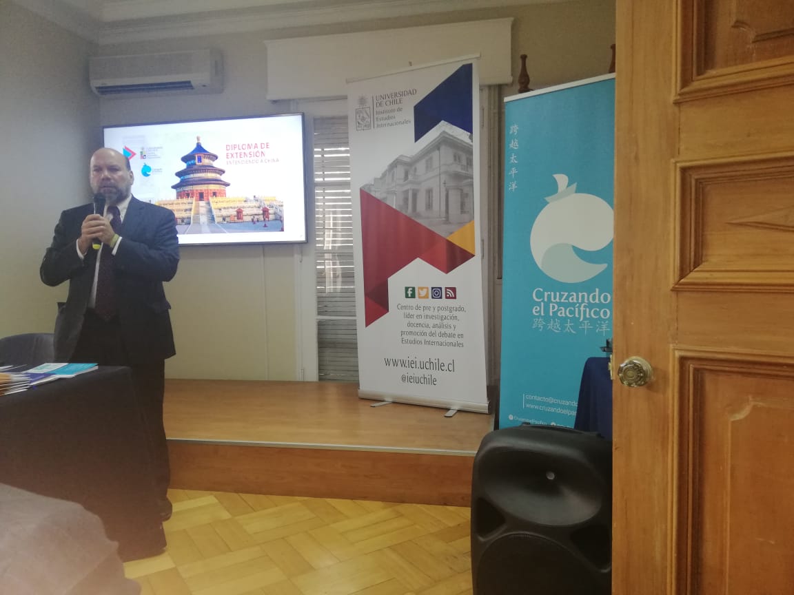 CruPacifico's tweet photo. Damos comienzo a las clases magistrales del Diploma de Extensión "Entendiendo a China" junto al Embajador de la República Popular de China, Xu Bu. 🇨🇳👏 https://t.co/7KGZ3ITS0T