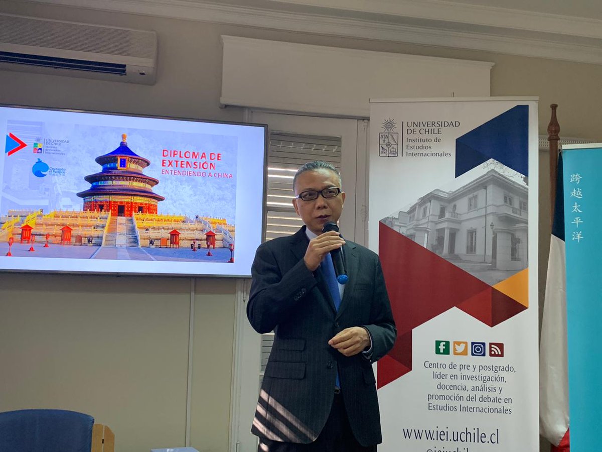 CruPacifico's tweet photo. Damos comienzo a las clases magistrales del Diploma de Extensión "Entendiendo a China" junto al Embajador de la República Popular de China, Xu Bu. 🇨🇳👏 https://t.co/7KGZ3ITS0T