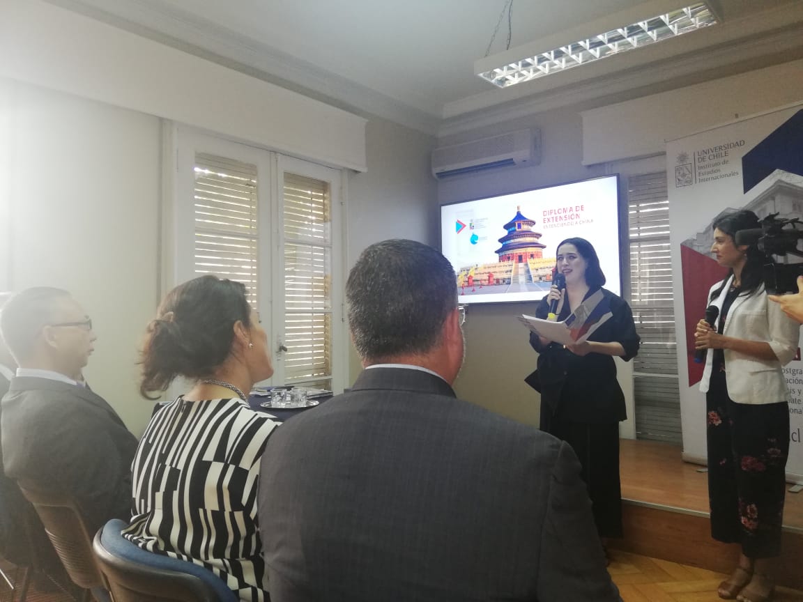 CruPacifico's tweet photo. Damos comienzo a las clases magistrales del Diploma de Extensión "Entendiendo a China" junto al Embajador de la República Popular de China, Xu Bu. 🇨🇳👏 https://t.co/7KGZ3ITS0T