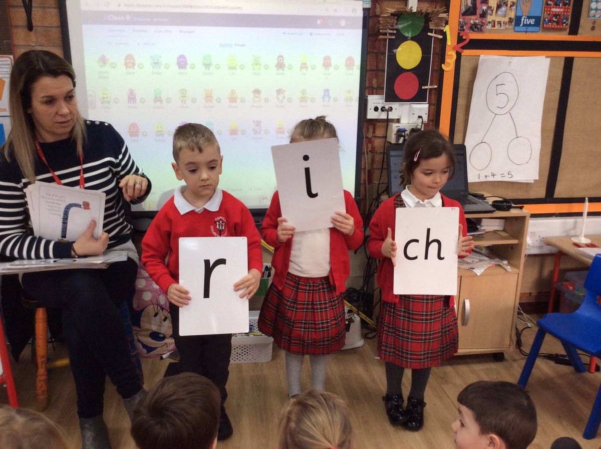 ClassRAspull's tweet image. We’re practising our blending skills in phonics today #acpseyfs #eyfsreading