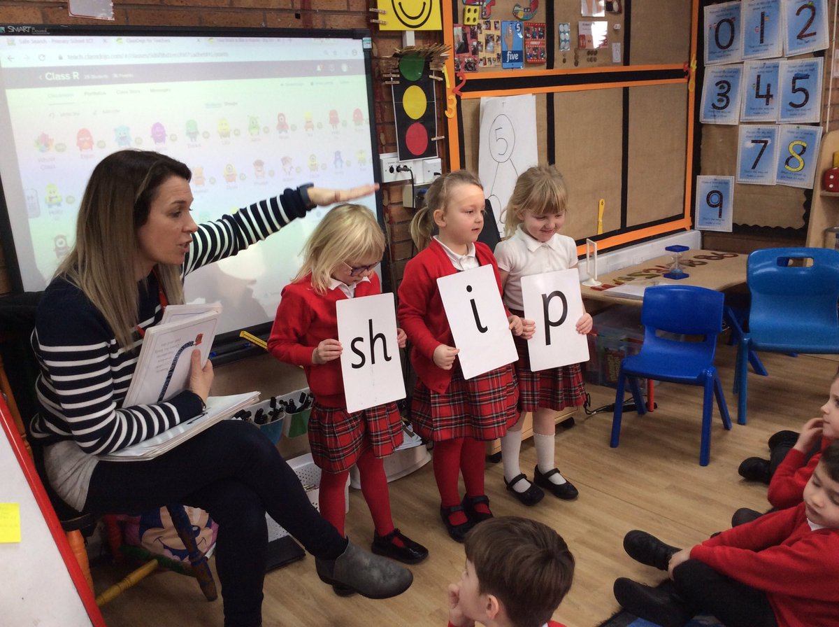 ClassRAspull's tweet image. We’re practising our blending skills in phonics today #acpseyfs #eyfsreading