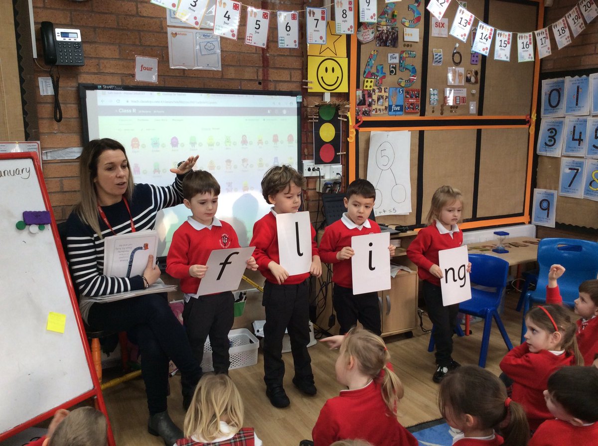 ClassRAspull's tweet image. We’re practising our blending skills in phonics today #acpseyfs #eyfsreading