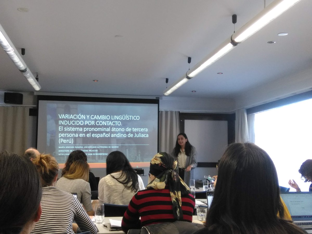 semevadlalengua's tweet photo. María Sánchez Paraíso exponiendo el trabajo que está haciendo en su tesis doctoral sobre el sistema pronominal átono del español de Juliaca (Perú). #ALPES3 https://t.co/cqeqDHj0bO