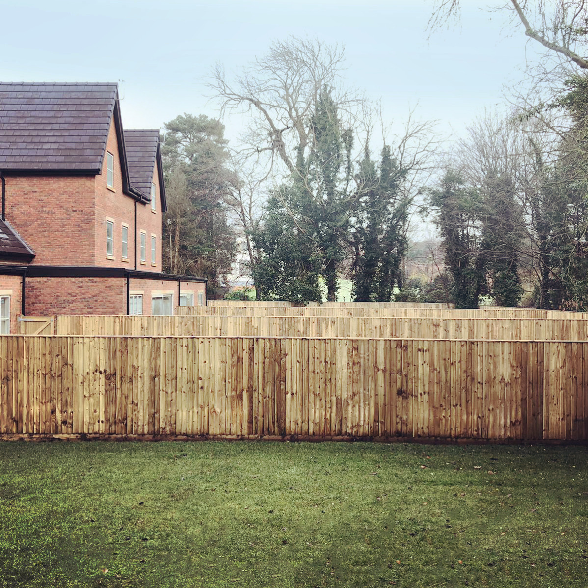 Fencing and gates we’ve installed on a new site for one of our regular clients <a href="/Henderson_Homes/">Henderson Homes</a> 🏡 Some lovely new homes now with some smart fencing 👌🏼#tatton #fencing #cheshire #newhome #garden #fencedesign #home #newbuild