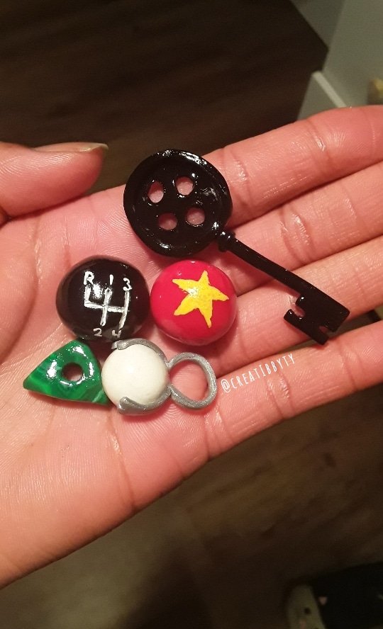CreaTIBBYty's tweet photo. #Creatibbyty #PolymerClayCharms #PolymerClay #Clay #ClaySculptor #PolymerClayArtist #HandMadeCreation #ClayArtist #CreativeArt #Coraline #GhostEyes #Key #SeeingStone #OtherMother #ButtonEyes #Buttons #OtherFather #TheBeldam #Wybie #WybieLovat #CoralineJones #ThePinkPalace https://t.co/ZOvS8HtfxY