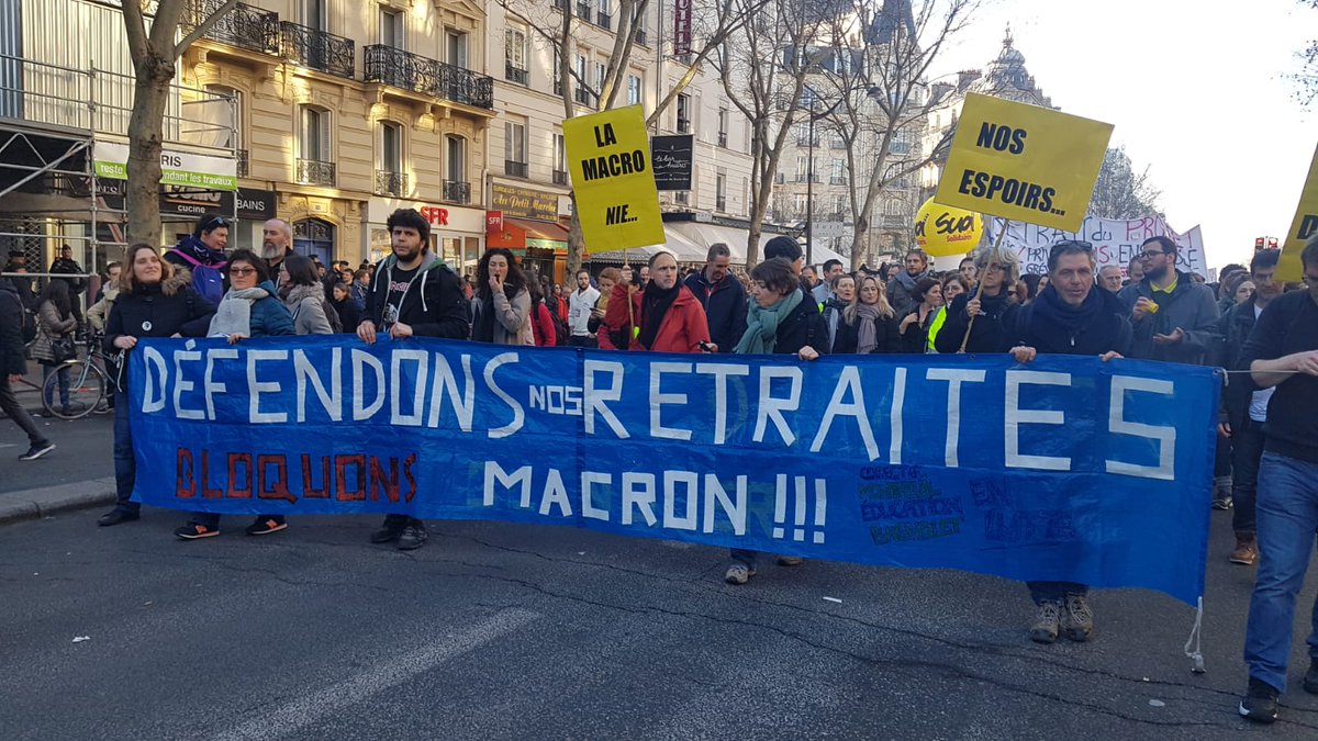 CollectifEducMB's tweet photo. Petite photo du cortège inter-pro ! Macron nous fait la guerre... #greve16janvier #GreveGenerale #reformedesretraites https://t.co/NXJfpVsLXY