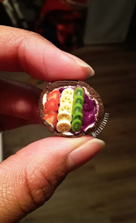 CreaTIBBYty's tweet photo. #Creatibbyty #PolymerClayCharms #PolymerClay #Food #Tiny #Cute #Miniature #Crafting #Creativity #Clay #Sculptor #ClaySculptor #Realistic #PolymerClayArtist #HandMadeCreation #ClayArtist #Art #CreativeArt #Fimo #Sculpey #SmoothieBowl #AcaiBowl #Fruit #HealthyFoods https://t.co/wMCw3JFx1v