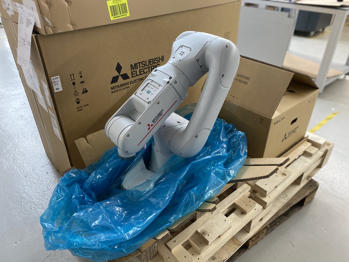 paautomation's tweet photo. PAA is excited to be the first company globally to be unboxing and integrating with the new #MitsubishiElectric Assista fully collaborative robot. #PAA #Labrobot #SLAS2020 #labautomation https://t.co/4lMsTPmgXY
