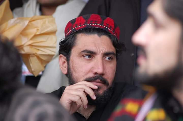IjazAmin07's tweet photo. په تندي مې د سجدو داغونه نشته
خو په مخ مې د اولس غمونه ښکاري

دا چې خلک يې خودسره ګڼي جانانه
ما ته دغه څو د کار   سرونه   ښکاري.
💐❤💐
#WhoseTimeIsUp
@ManzoorPashteen
#DGISPR https://t.co/l4IB9WVAPI