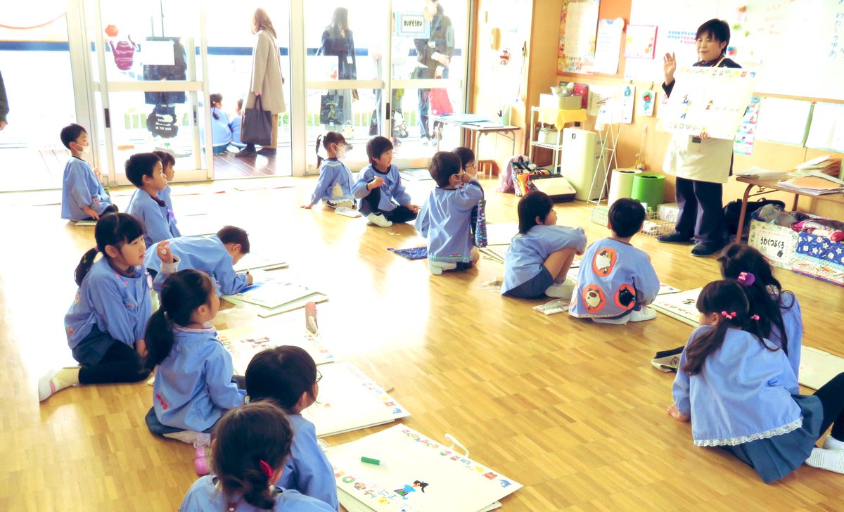 名古屋文化学園 公式 三好文化幼稚園 のなかよし教室 科目は 体操 剣道 ダンス 新体操 サッカー 絵画 書き方 の７科目 文化系２科目 体育系５科目 です こちらは絵画の様子です T Co 99beiwymgb