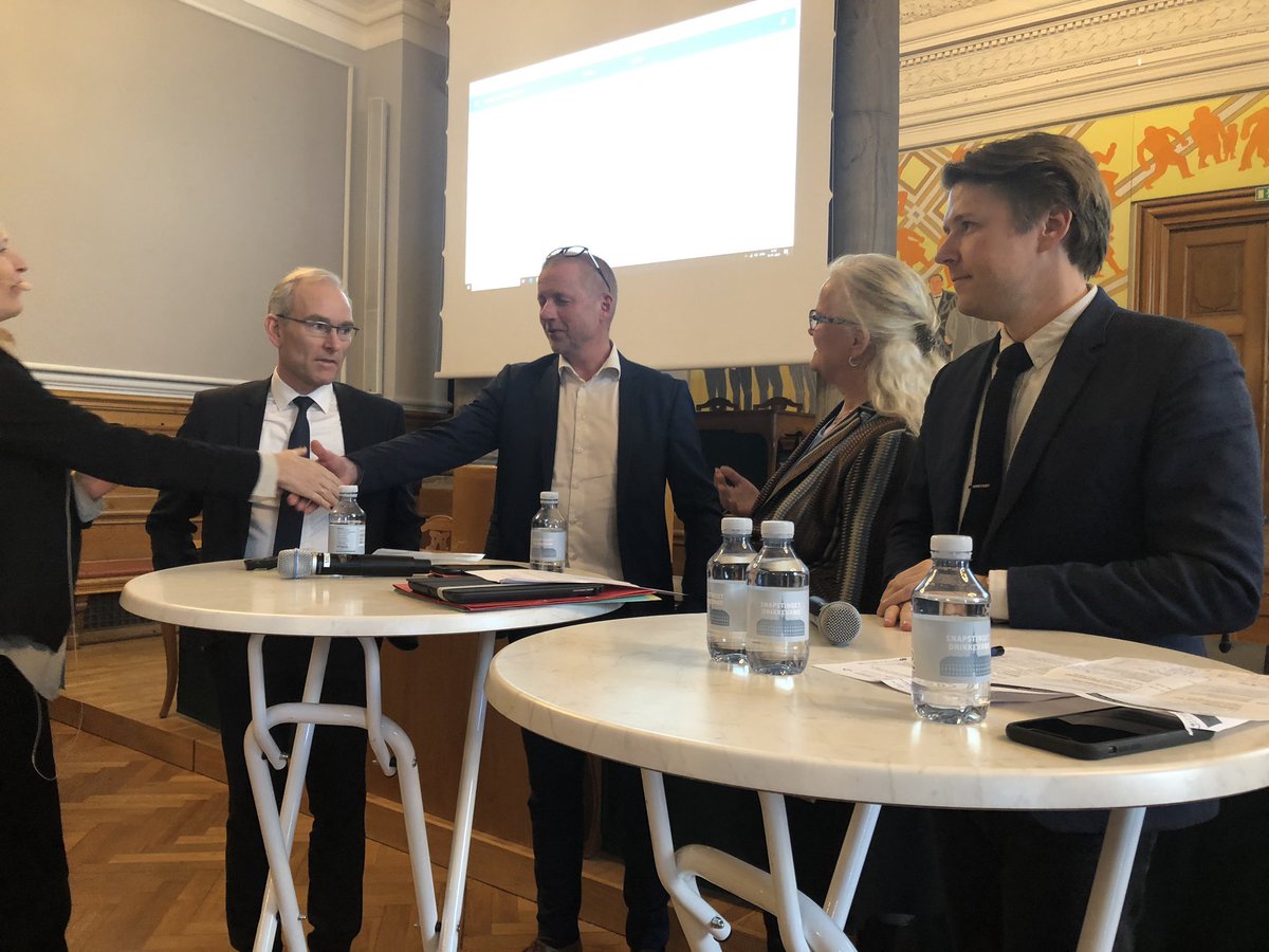 sanjacph's tweet photo. Spændende tanker fra @Martin_Geertsen om ‘retten til forebyggelse’. God vision! Vi kan forebygge mange kroniske sygdomme som type 2 #diabetes. Tak til @rasmushorn for at være vært. #sammenomdiabetes #sundpol https://t.co/OBCRo5mFbb
