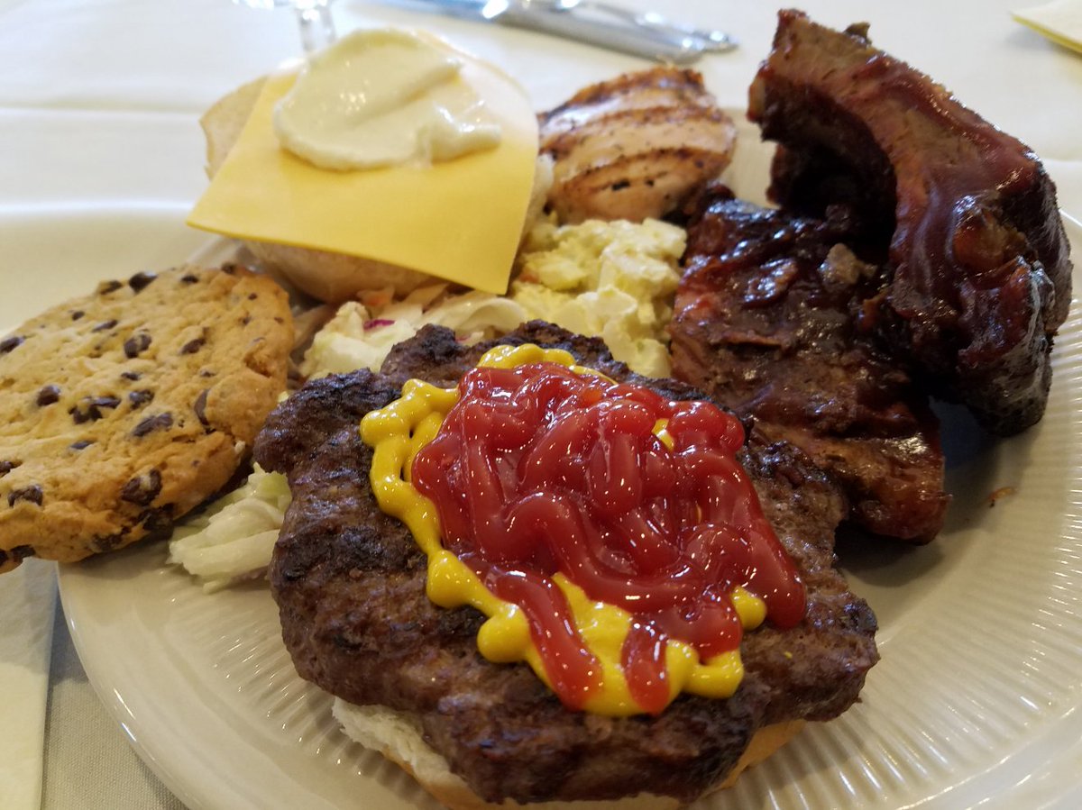 Yankee Trace has great post golf outing food.  You gotta love good burgers and ribs afterwards #Golf #Dayton #Centerville @YankeeTraceGC